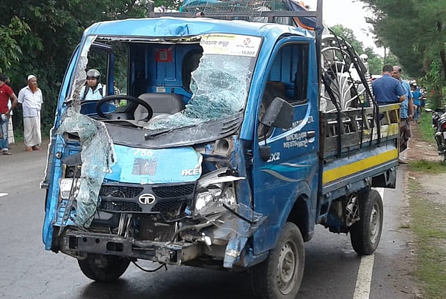 সংঘর্ষে ক্ষতিগ্রস্ত পিকআপভ্যান। ছবি: মাহবুবুর রহমান