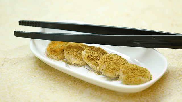 মিষ্টি তুলতে এমন চিমটা ব্যবহার করতে পারেন