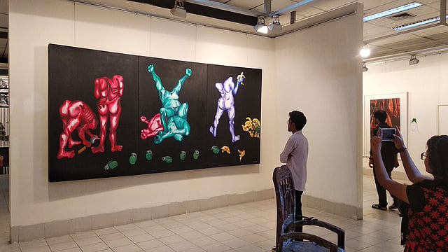 গ্র্যান্ড প্রাইজ পাওয়া বাংলাদেশের শিল্পী আতিয়া ইসলামের কাজ দেখছেন দর্শক। ছবি: প্রথম আলো