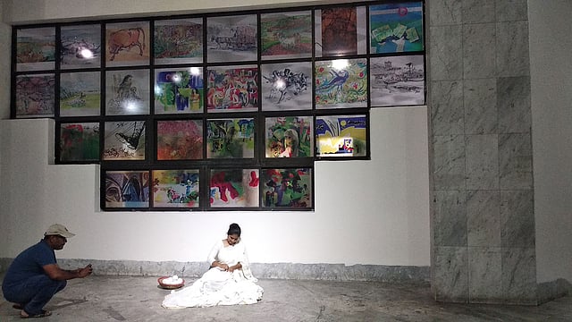 পারফরম্যান্স আর্টের একটি পরিবেশনা। আগ্রহী দর্শক ছবি তুলছেন শিল্পীর। মঙ্গলবার দুপুরে চিত্র। ছবি: প্রথম আলো