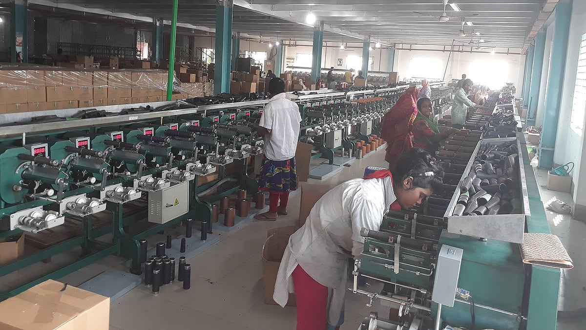 টঙ্গী বিসিক শিল্প এলাকার একটি কারখানায় কাজ করছেন শ্রমিকেরা। সম্প্রতি তোলা ছবি। প্রথম আলো