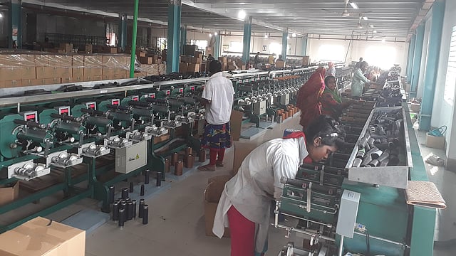 টঙ্গী বিসিক শিল্প এলাকার একটি কারখানায় কাজ করছেন শ্রমিকেরা। সম্প্রতি তোলা ছবি।  প্রথম আলো
