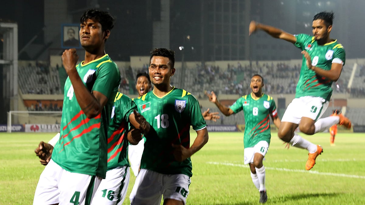 সাফ ফুটবল চ্যাম্পিয়নশিপে নিজেদের প্রথম ম্যাচে ভুটানের বিপক্ষে দারুণ এক জয় পেয়েছে বাংলাদেশ। ছবি: প্রথম আলো
