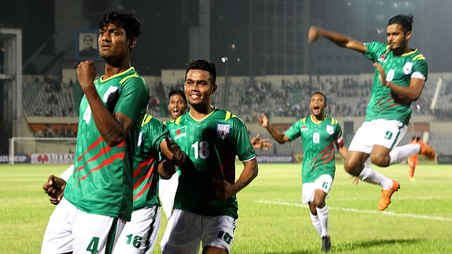 সাফ ফুটবল চ্যাম্পিয়নশিপে নিজেদের প্রথম ম্যাচে ভুটানের বিপক্ষে দারুণ এক জয় পেয়েছে বাংলাদেশ। ছবি: প্রথম আলো