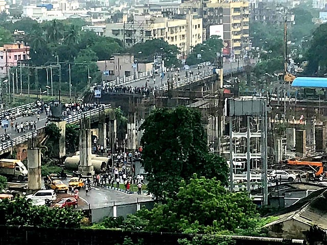 ধসে পড়া মাঝেরহাট সেতু দেখতে মানুষের ভিড়। কলকাতা, ভারত, ৪ সেপ্টেম্বর। ছবি: ভাস্কর মুখার্জি