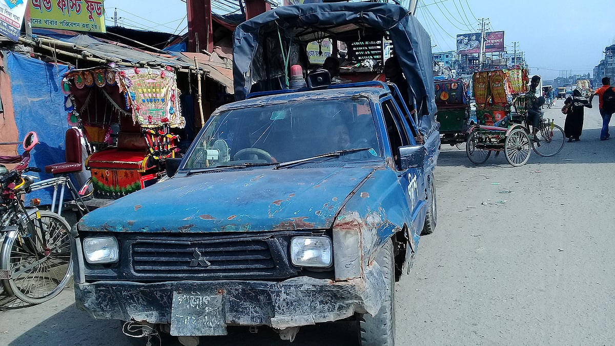 টহলের কাজে ব্যবহৃত পুলিশের গাড়ি। সম্প্রতি টঙ্গীর এরশাদনগর এলাকায়। ছবি: প্রথম আলো