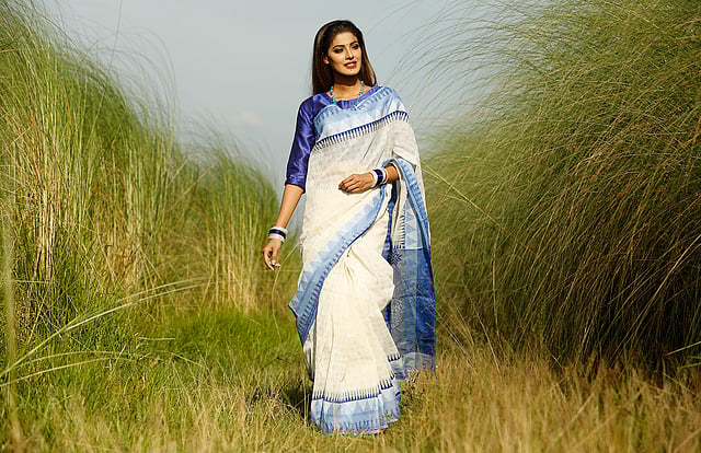 সাদা–নীল তাঁতের শাড়ির সঙ্গে সাদা ও নীল কাচের চুড়ি। শাড়ি: আর্ট অব ব্লু—অঞ্জনস