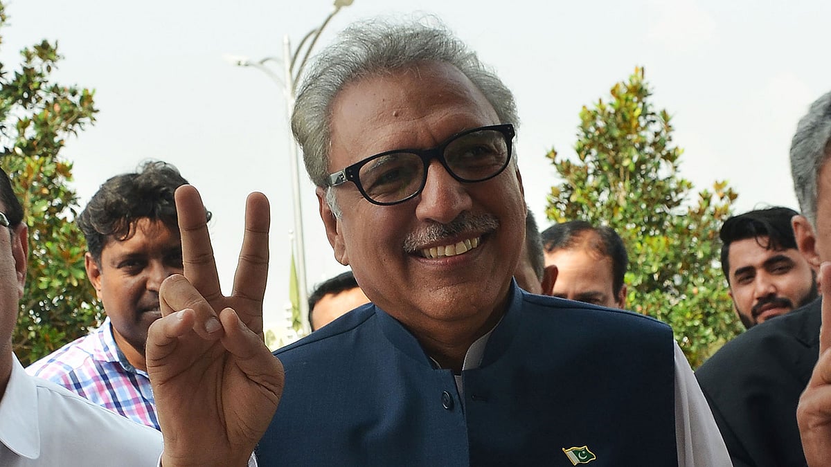 আরিফুর রেহমান আলভি। ভোট দেওয়ার আগে তিনি বিজয়সূচক ‘ভি’ চিহ্ন দেখান। ৪ সেপ্টেম্বর, পাকিস্তান। ছবি: এএফপি