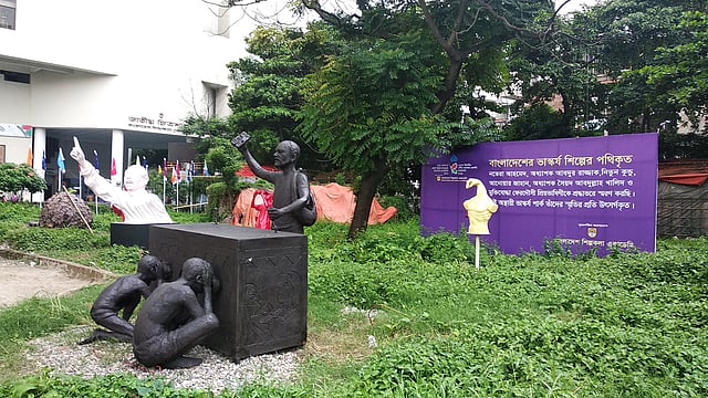প্রদর্শনী উপলক্ষে চিত্রশালার সামনে অস্থায়ী ভাস্কর্য পার্ক চালু করা হয়েছে। ছবি: প্রথম আলো