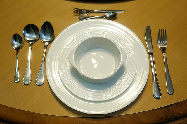 খাবার বুঝে নানা রকম চামচ, কাঁটা, ছুরি