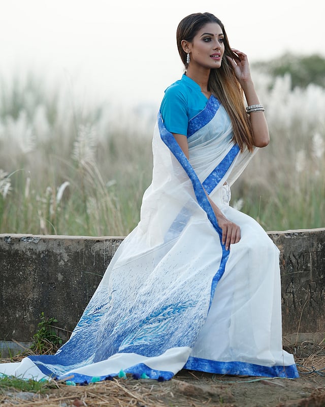 ‌এমন শাড়ি মিশে যায় শরৎ–প্রকৃতিতে। শাড়ি: কে ক্র্যাফট