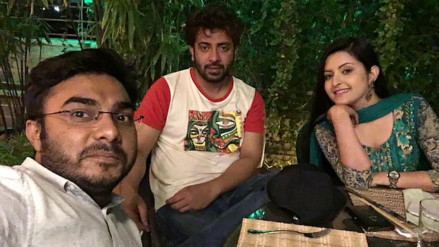 শাকিব খান ও পরীমনির সঙ্গে হিমেল আশরাফের সেলফি। ছবি: ফেসবুক থেকে নেওয়া