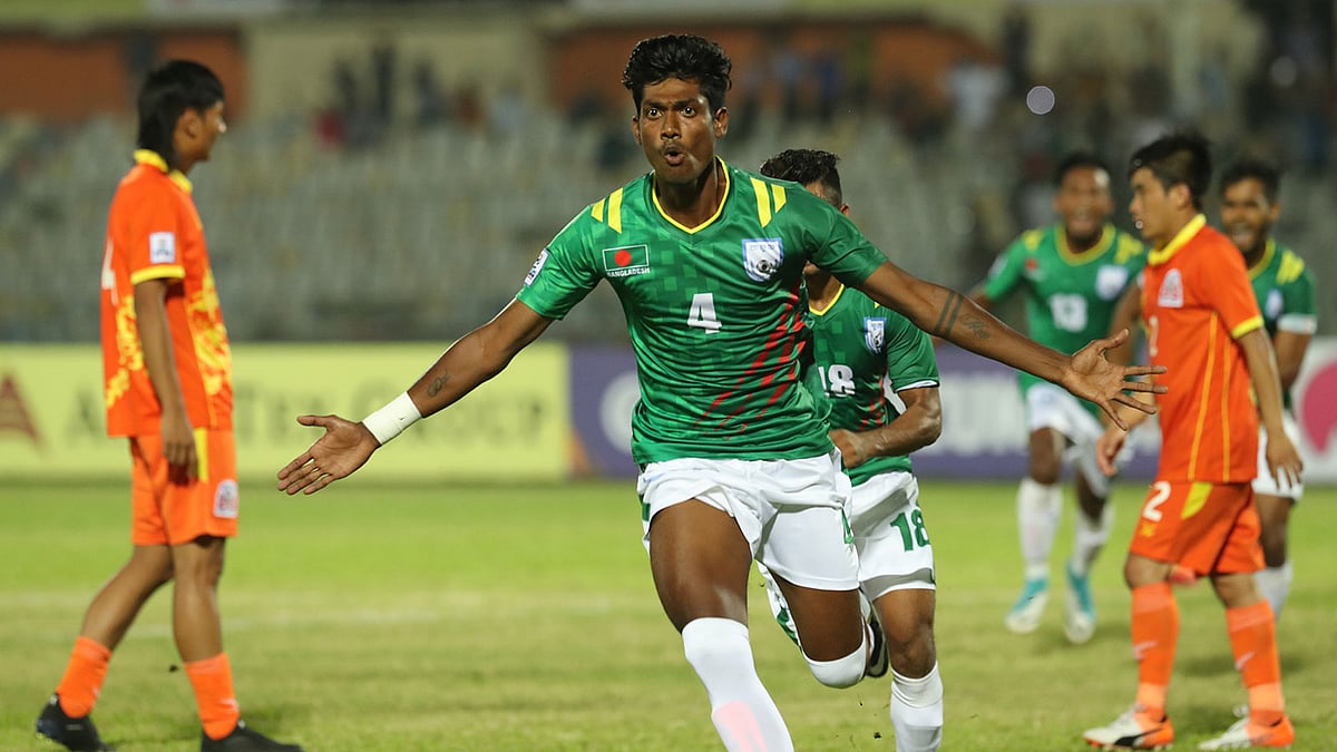 ম্যাচের দ্বিতীয় মিনিটেই পেনাল্টি থেকে গোল করে বাংলাদেশকে এগিয়ে নেন তপু বর্মণ। ছবি: শামসুল হক