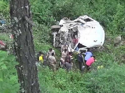 চালক নিয়ন্ত্রণ হারালে গাড়িটি খাদে পড়ে যায়। ছবি: সংগৃহীত
