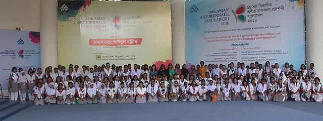 শিল্পকলা একাডেমির ব্যবস্থাপনায় বিভিন্ন শিক্ষাপ্রতিষ্ঠান থেকে শিক্ষার্থীদের আনা হয় প্রদর্শনী দেখার জন্য। ছবি: প্রথম আলো