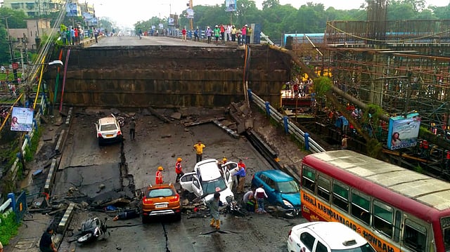 কলকাতায় তারাতলা-ডায়মন্ড হারবার সড়কের মাঝেরহাট সেতু ধসে পড়েছে। ভারত, ৪ সেপ্টেম্বর। ছবি: ভাস্কর মুখার্জি