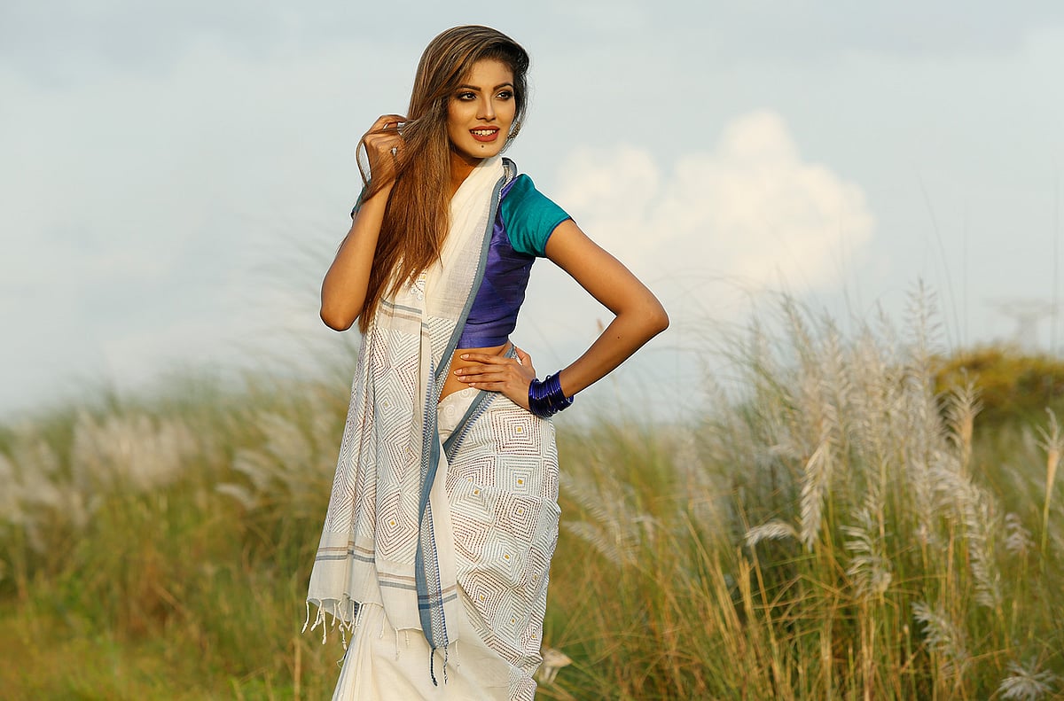 নীল–সাদায় শরৎ যেন উঠে এসেছে শাড়িতে। মডেল: রিবা, শাড়ি: বিয়ন্ড—সাদাকালো, সাজ: রেড বিউটি স্যালন, ছবি: সুমন ইউসুফ