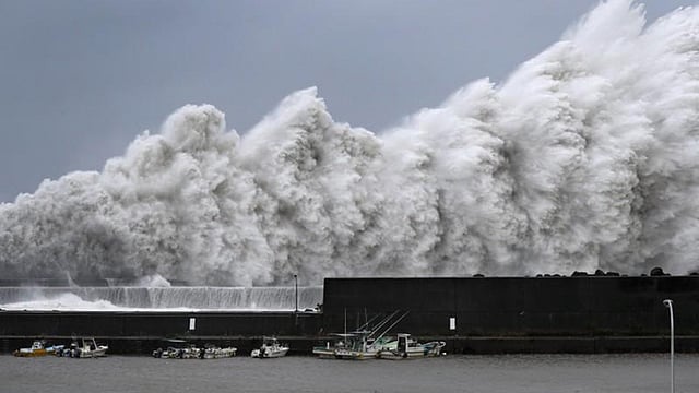 ঘণ্টায় ২১৬ কিলোমিটার বেগে টাইফুন জেবি জাপানের পশ্চিমাঞ্চলে আঘাত হেনেছে। ছবি: রয়টার্স
