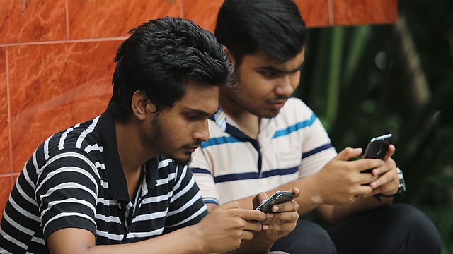 স্মার্টফোন ব্যবহারের কিছু অপরকারিতাও আছে। সবচেয়ে মারাত্মক প্রভাবটি পড়ছে মানুষের মনোজগতে। স্মার্টফোনে অত্যধিক নির্ভরশীলতা মানুষকে টেনে নিচ্ছে আসক্তির দিকে। প্রথম আলো ফাইল ছবি