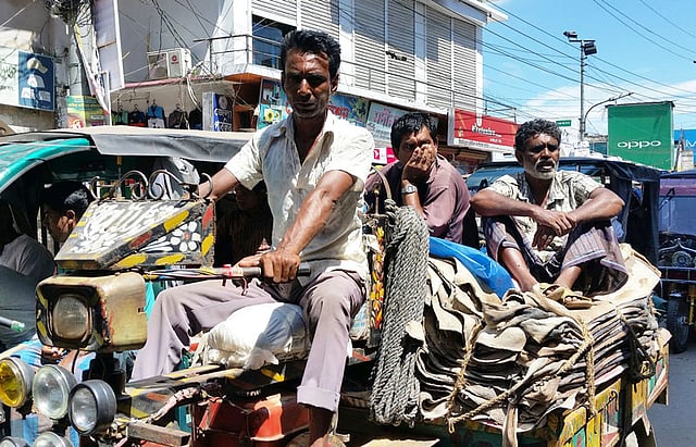 কিশোরগঞ্জে অর্ধলক্ষাধিক অবিক্রীত চামড়া নিয়ে বিপাকে প্রায় আড়াই হাজার চামড়া ব্যবসায়ী। চামড়া বিক্রি করতে না পেরে চরম হতাশায় ভুগছেন তাঁরা। জামিয়া রোড, কিশোরগঞ্জ, ৪ সেপ্টেম্বর। ছবি: তাফসিলুল আজিজ