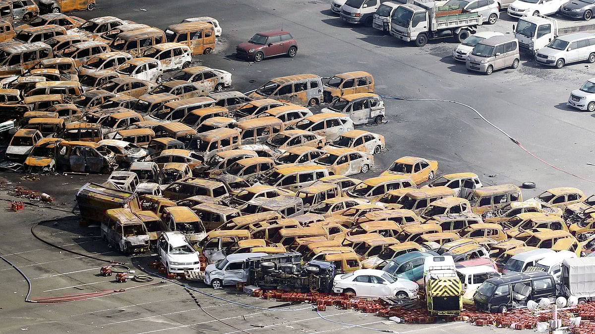 টাইফুন জেবি আঘাত হানার পর কৃত্রিম দ্বীপে অনেক গাড়ি পুড়ে যায়। নিশিসোমিয়া, পশ্চিম জাপান, ৫ সেপ্টেম্বর। ছবি: কিওদো/রয়টার্স