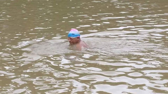 সাঁতারের আগ মুহূর্তে ক্ষিতীন্দ্র চন্দ্র বৈশ্য। সোমবার সকালে শেরপুরের নালিতাবাড়ী পৌরশহরের ভোগাই নদের পাড় থেকে তোলা। ছবি: প্রথম আলো