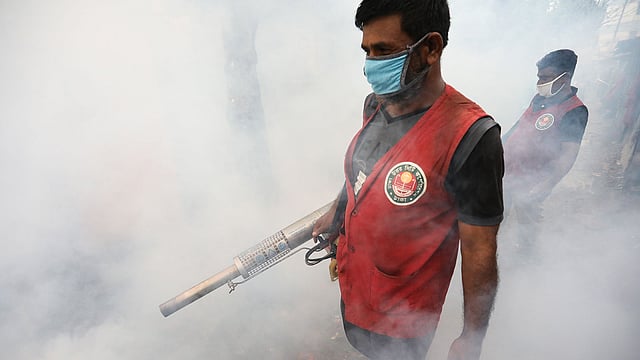 রাজধানীতে ডেঙ্গুর প্রকোপ আশঙ্কাজনক হারে বেড়েছে। এ অবস্থায় রাজধানীর বিভিন্ন ওয়ার্ডে সিটি করপোরেশনের মশক নিধন কর্মীরা ফগার মেশিনের মাধ্যমে স্প্রে করছেন। তেজকুনি পাড়া, ৪ সেপ্টেম্বর। ছবি: দীপু মালাকার