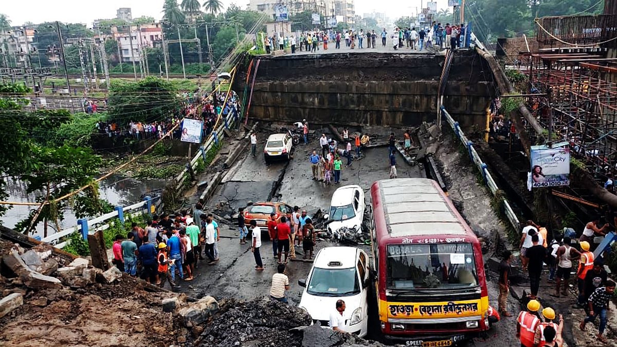 দক্ষিণ কলকাতার তারাতলা-ডায়মন্ড হারবার সড়কের মাঝেরহাট সেতুর একাংশ ভেঙে পড়েছে। ছবি: ভাস্কর মুখার্জি