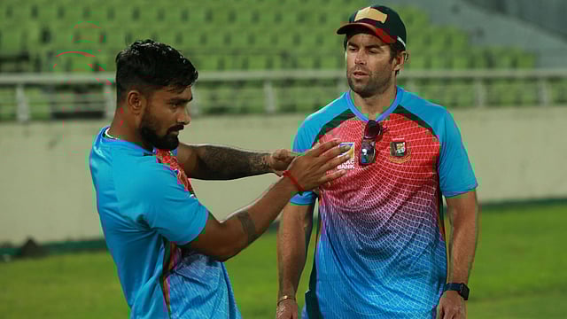 ম্যাকেঞ্জির সঙ্গে কাজ করছেন লিটন। ছবি: বিসিবি