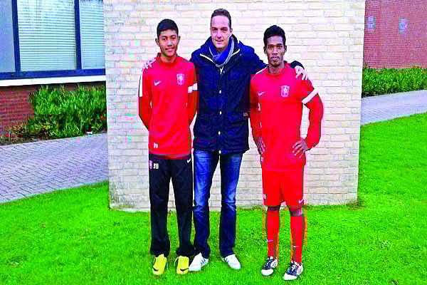 নেদারল্যান্ডসে রেনে কোস্টারের সঙ্গে বাংলাদেশের হেমন্ত ভিনসেন্ট ও নেপালের বিমল গাত্রি (বাঁয়ে)। ফাইল ছবি