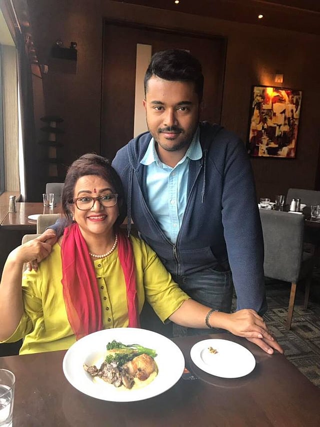 কানাডায় ছেলের সঙ্গে দুপুরের খাবার খাচ্ছেন ববিতা