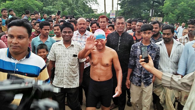 সাঁতারের আগ মুহূর্তে ক্ষিতীন্দ্র চন্দ্র বৈশ্য। সোমবার সকালে শেরপুরের নালিতাবাড়ী পৌরশহরের ভোগাই নদের পাড় থেকে তোলা। ছবি: প্রথম আলো