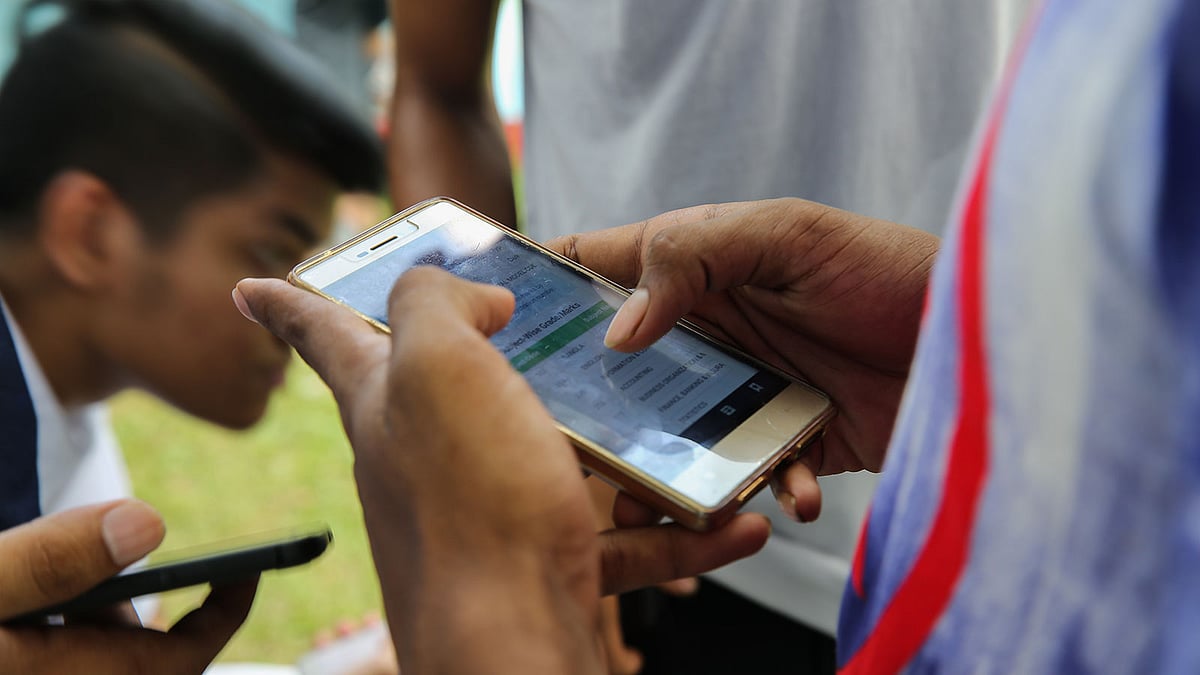 কম্পিউটারের প্রায় সব কাজই মুঠোয় পুরে ফেলেছে স্মার্টফোন। বিশেষ করে পৃথিবীর অনুন্নত, স্বল্পোন্নত ও উন্নয়নশীল অঞ্চলগুলোয় ব্যাপক জনপ্রিয়তা পেয়েছে এই যন্ত্র। প্রথম আলো ফাইল ছবি