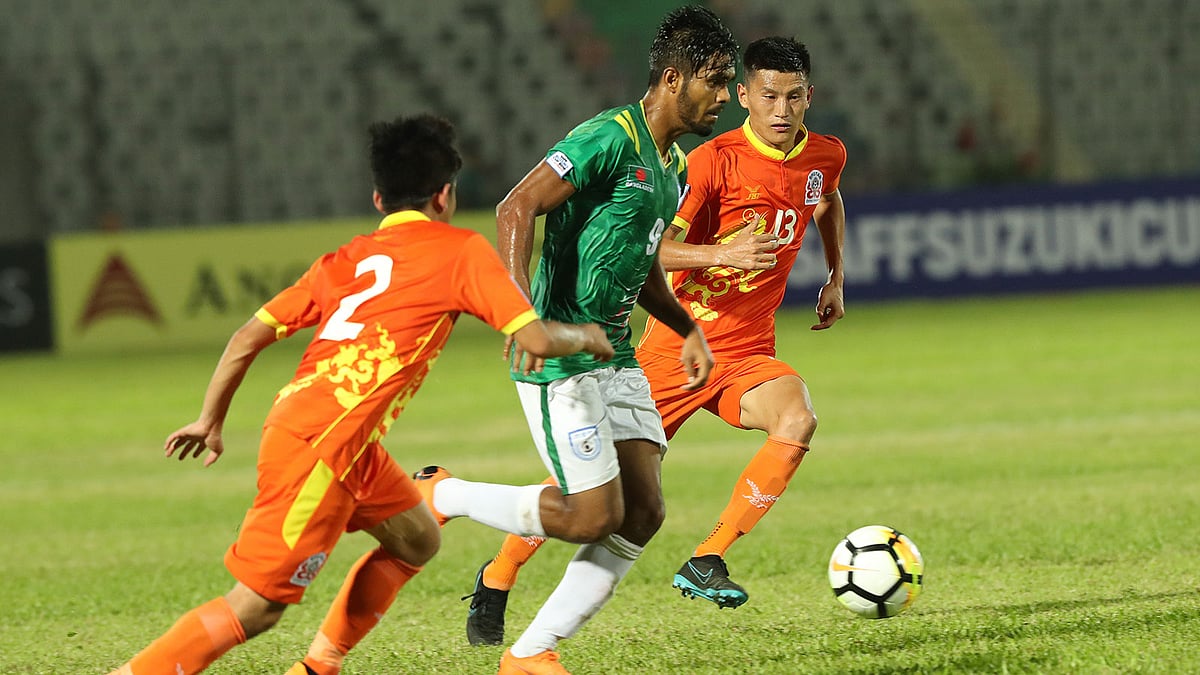 কাল প্রতিপক্ষের পায়ে বল গেলেই দ্রুত তা দখলে নিতে ঝাঁপিয়ে পড়েছে বাংলাদেশ। ছবি: প্রথম আলো