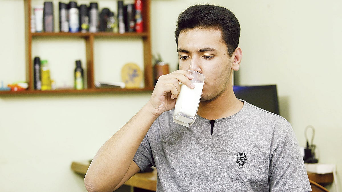 নিরামিষভোজীরা ডায়েটে দুধের মতো পানীয় রাখতে পারেন। ছবি: অধুনা