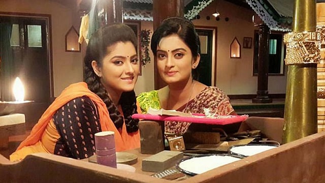জি বাংলার ‘জড়োয়ার ঝুমকো’ সিরিয়ালের কাজের ফাঁকে শ্বেতা ভট্টাচার্য ও অঙ্কিতা মজুমদার