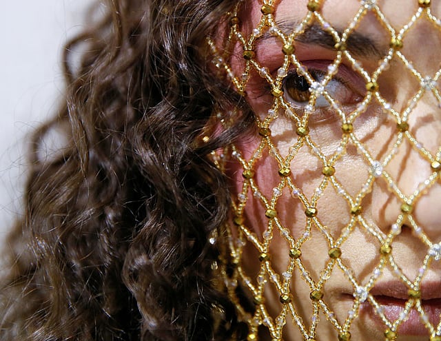 ইউক্রেনীয় ফ্যাশন সপ্তাহ চলাকালে এক মডেল ব্যাকস্টেজে অপেক্ষা করছেন। কিয়েভ, ৪ সেপ্টেম্বর। ছবি: রয়টার্স