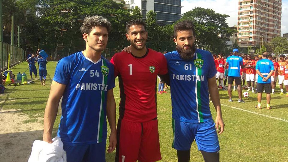 জামাল ভূঁইয়ার তিন বন্ধু মোহাম্মদ আলী, ইউসুফ বাট ও হাসান বশির। ছবি: প্রথম আলো
