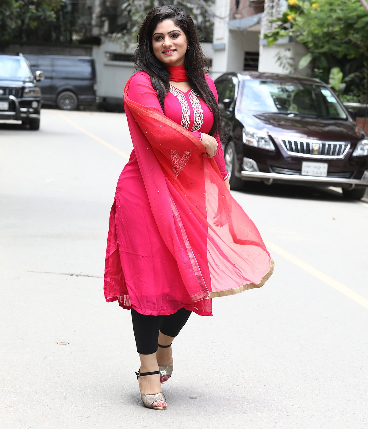 এখন ব্যস্ত সময় পার করছেন স্নিগ্ধা মোমিন