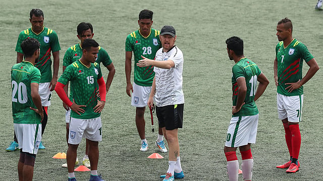 পাকিস্তানকে আজ হারাতে মরিয়া বাংলাদেশের ফুটবলাররা। ছবি: প্রথম আলো