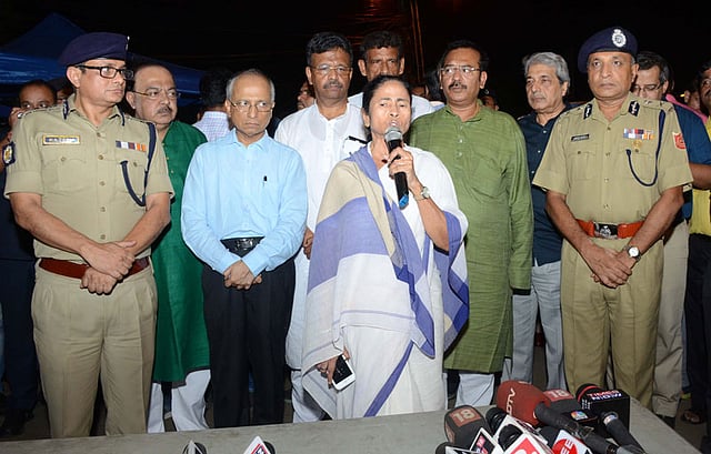দুর্ঘটনাস্থল পরিদর্শন করেন পশ্চিমবঙ্গের মুখ্যমন্ত্রী মমতা বন্দ্যোপাধ্যায়। কলকাতা, ৫ সেপ্টেম্বর। ছবি ভাস্কর মুখার্জি