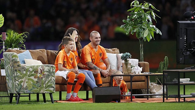 স্নেইডারের ক্যারিয়ারের কোনো একটি দৃশ্য দেখে হাস্যোজ্জ্বল তাঁর জীবনসঙ্গী। ছবি: টুইটার