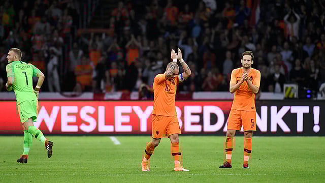 বদলির বাঁশি বাজতেই মাঠ ছাড়ছেন স্নেইডার। ছবি: রয়টার্স