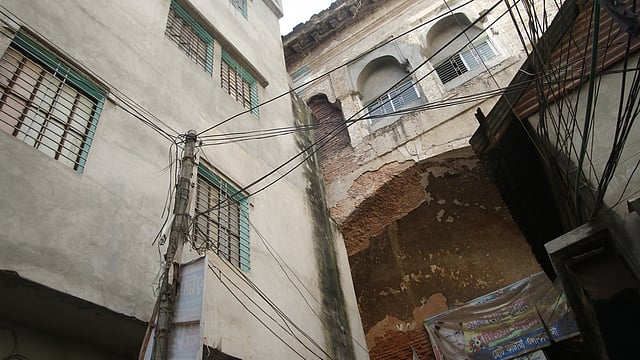 ছোট কাটরার গা ঘেঁষে গড়ে উঠেছে বহুতল ভবন।