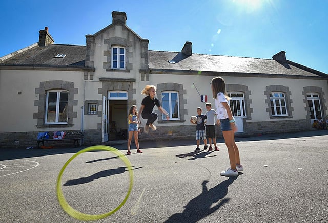 গ্রীষ্মের বন্ধের পরই ৩ সেপ্টেম্বর খুলেছে ফ্রান্সের স্কুলগুলো। মজায় খেলছে খুদে শিক্ষার্থীরা। গুরান্ডে, লইরে-আটলান্টিক, ফ্রান্স, ৭ সেপ্টেম্বর। ছবি: এএফপি