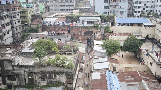ঘিঞ্জি এলাকার কারণে চোখেই পড়ে না ঐতিহাসিক বড় কাটরা।