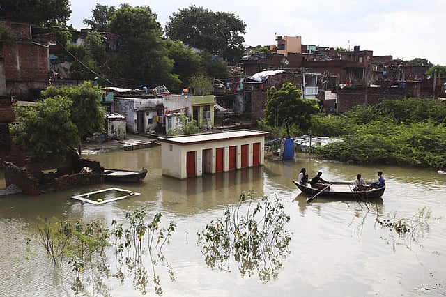 কেরালার পরে বন্যা হচ্ছে ভারতের উত্তর প্রদেশের কানপুরে। কানপুরের নিম্নাঞ্চল পানিতে তলিয়ে গেছে। সেখানে তাই যাতায়াতে ভরসা নৌকা। রানীঘাট, কানপুর, উত্তর প্রদেশ, ভারত, ৭ সেপ্টেম্বর। ছবি এএফপি