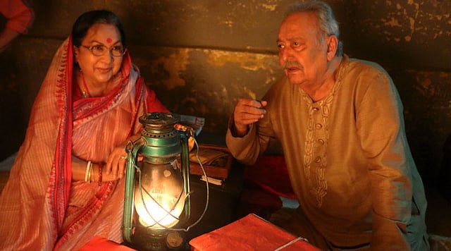 ‘মনোজদের অদ্ভুত বাড়ি’ ছবিতে সন্ধ্যা রায় ও সৌমিত্র চট্টোপাধ্যায়