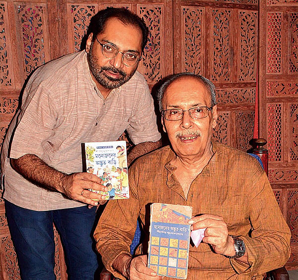 ‘মনোজদের অদ্ভুত বাড়ি’ ছবির পরিচালক অনিন্দ্য চট্টোপাধ্যায় ও ঔপন্যাসিক শীর্ষেন্দু মুখোপাধ্যায়