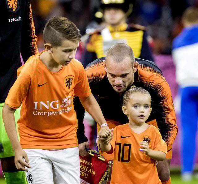 বিদায়ী ম্যাচে দুই সন্তানকে নিয়ে এসেছিলেন স্নেইডার। ছবি: এএফপি